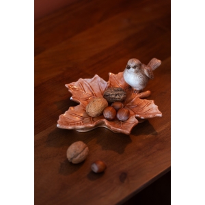 Liten skål med fugl på eikeblad