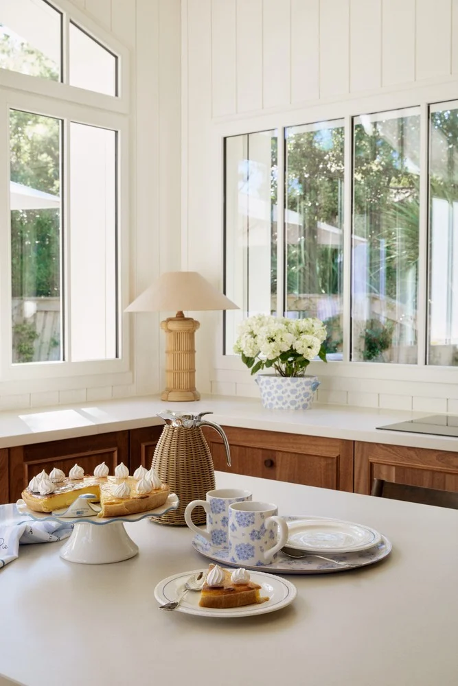 Bølget kakefat i steintøy, hvit/blå - Bilde 3