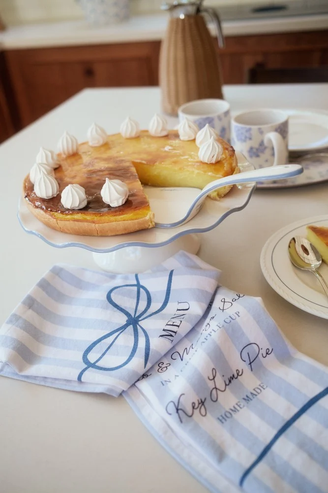 Bølget kakefat i steintøy, hvit/blå - Bilde 4