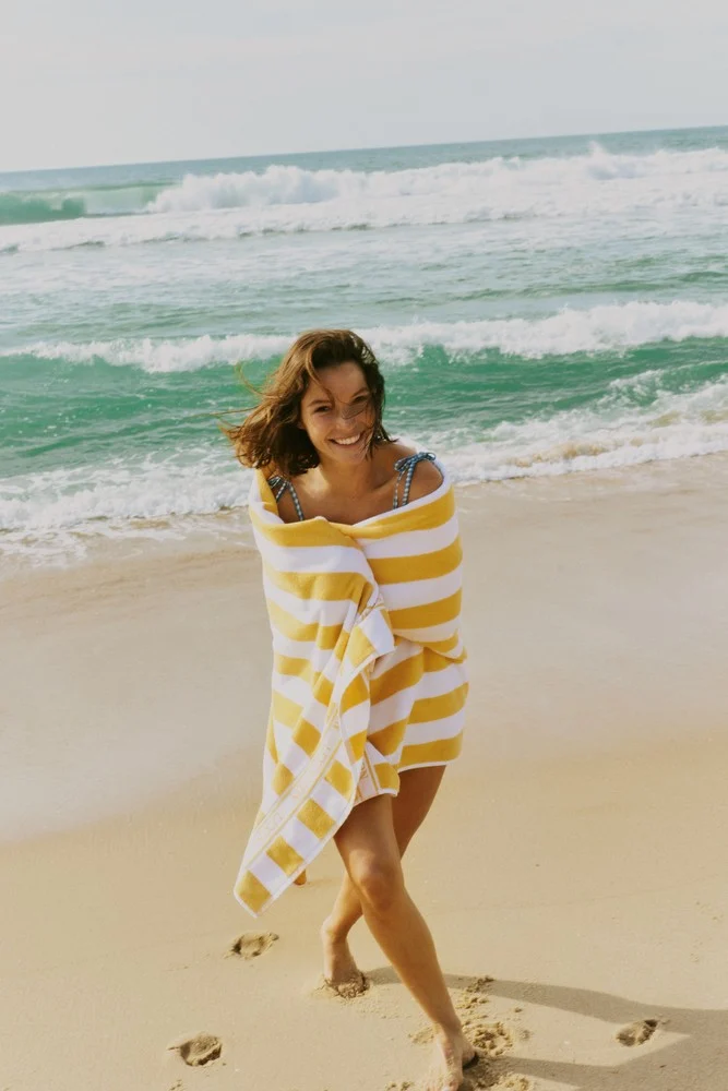 Blokkstripet strandhåndkle i bomullsfrotté, gul - Bilde 2